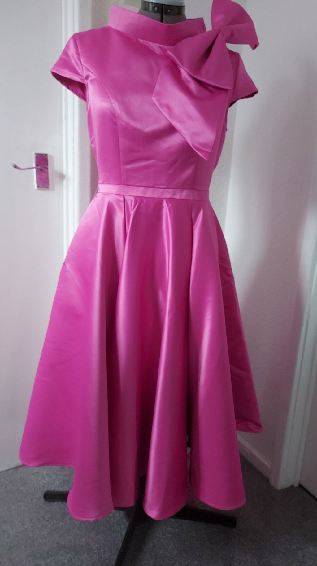 The bow-embellished retro bridal dress